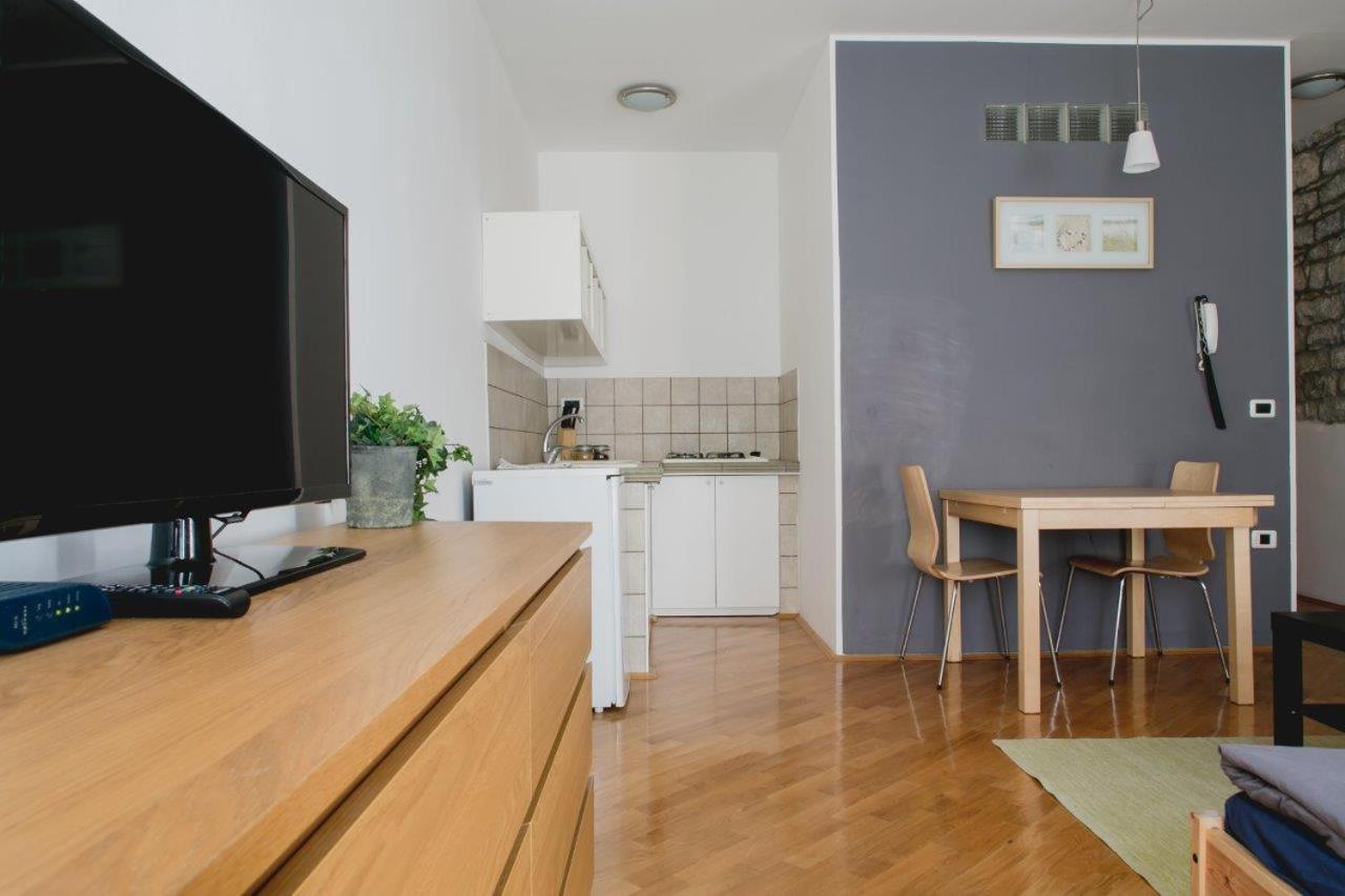 Artemus Music Apartment
